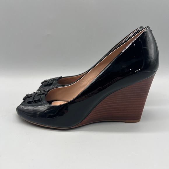 Tory Burch Black Patent Leather Peep Toe Wedge Pumps Logo Medallion 7.5M 5930L - Picture 4 of 10